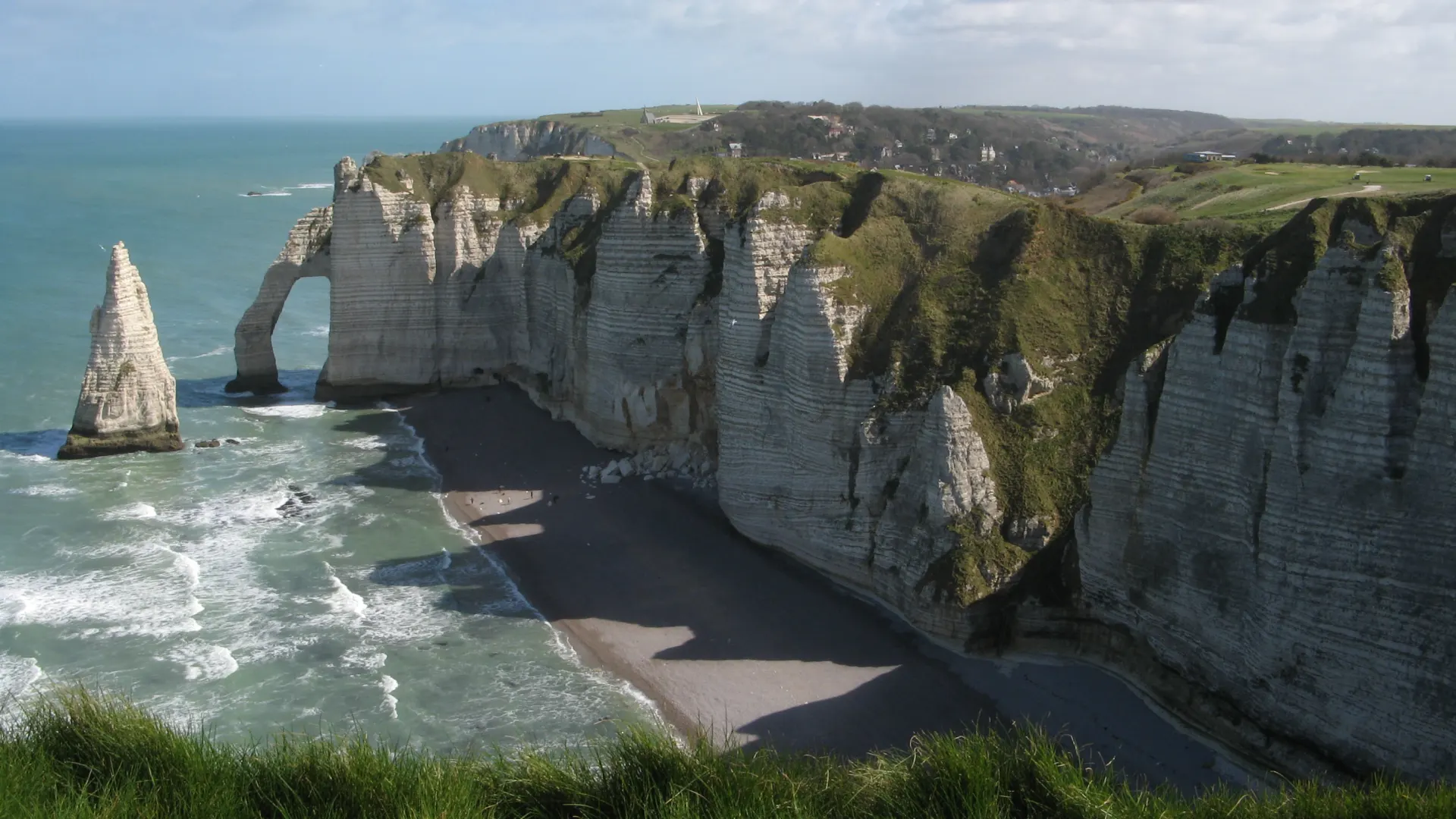 L'Aiguille et l'arche de la falaise d'Aval à Étretat, au-dessus des vagues