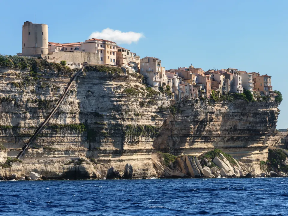 La vieille ville de Bonifacio perchée au sommet de ses falaises calcaires blanches, au-dessus de la Méditerranée