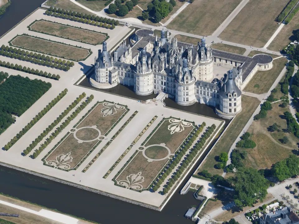 Vue aérienne du château de Chambord, ses tours et ses jardins à la française, dans le Val de Loire