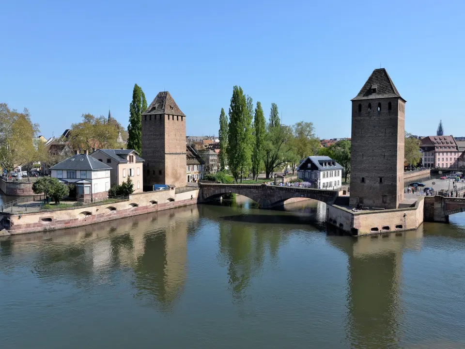 Les Ponts Couverts et leurs tours de grès rose au bord de l'Ill, dans le quartier de la Petite France à Strasbourg