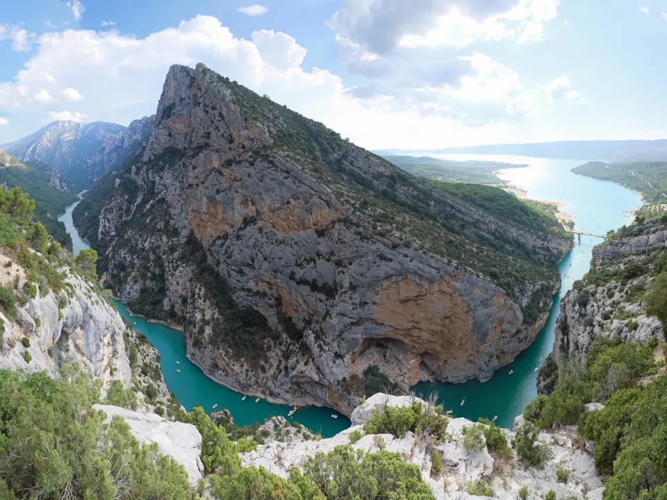 Les gorges du Verdon, falaises calcaires et rivière turquoise, vues depuis un belvédère